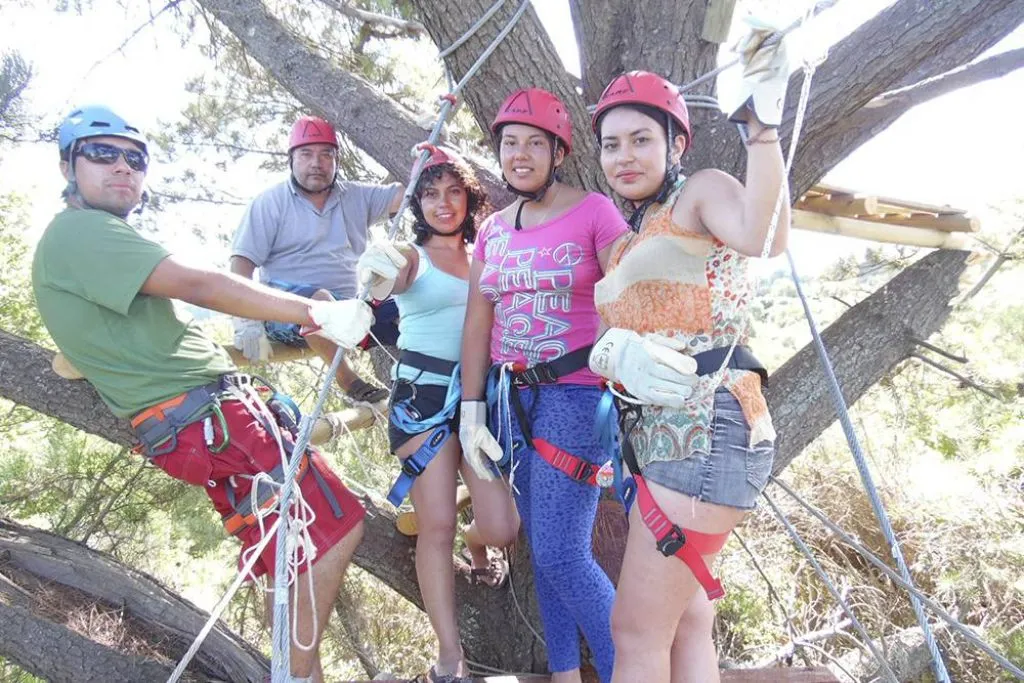Visitantes disfrutando del canopy en los bosques del Centro Recreativo Agua Morena